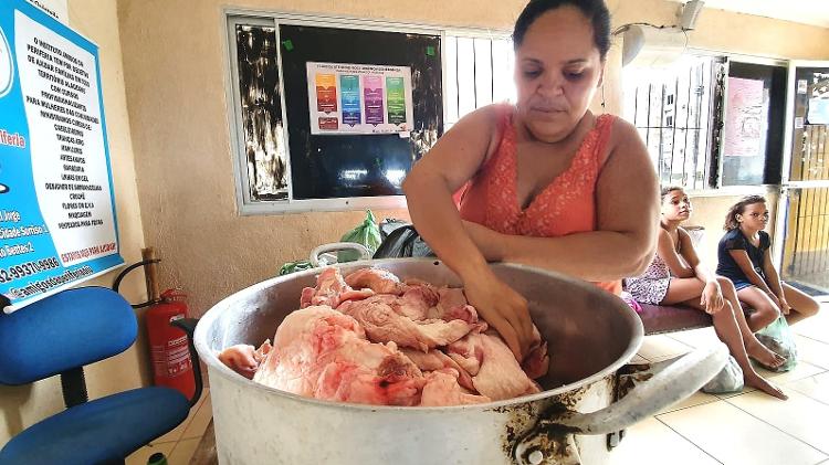 Glaydiane Ferreira, 35, mora com marido e mais três filhos e colhe melhores peles de frango doada por ONG em Maceió - Carlos Madeiro/UOL - Carlos Madeiro/UOL