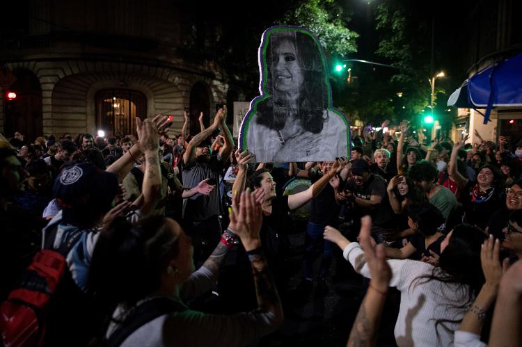 August 25, 22 - Supporters of Argentina's Vice President Cristina Kirchner sing outside her house in Buenos Aires - LUIS ROBAYO/AFP - LUIS ROBAYO/AFP