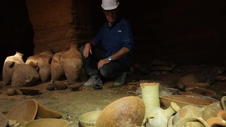 Cave containing artifacts discovered after being hit by a mechanical excavator in Palmahim national park - Israel Antiquities Authority/Facebook/Reproduction - Israel Antiquities Authority/Facebook/Reproduction