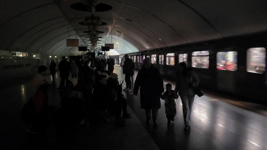 Moradores se protegem em estação de metrô durante ataques da Kiev, na Ucrânia - REUTERS/Yves Herman