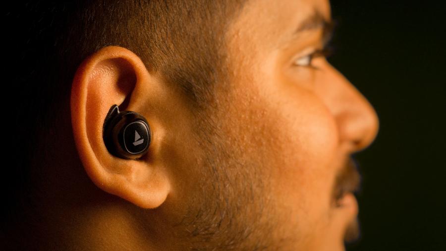 Entenda como a tecnologia Bluetooth funciona em seu fone de ouvido sem fio conectado ao celular - Sanket Mishra/ Unsplash