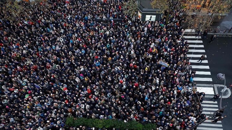 Milhares de manifestantes protestam contra o antissemitismo em Paris