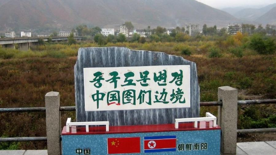 Monumento marca a linha divisória da fronteira entre a Coreia do Norte e a China