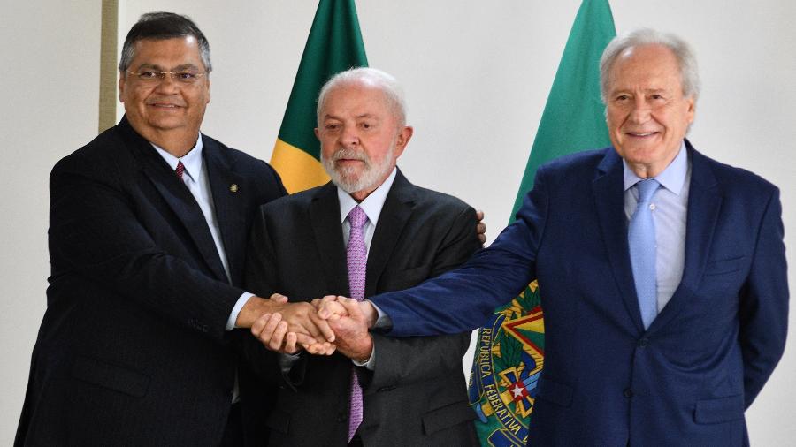 O presidente Luiz Inácio Lula da Silva (c) anuncia o ex-presidente do Supremo Tribunal Federal (STF) Ricardo Lewandowski (d), como novo ministro da Justiça e da Segurança Pública, em substituição ao atual ministro da pasta, Flávio Dino (e), durante coletiva realizada no Palácio do Planalto, em Brasília, nesta quinta-feira