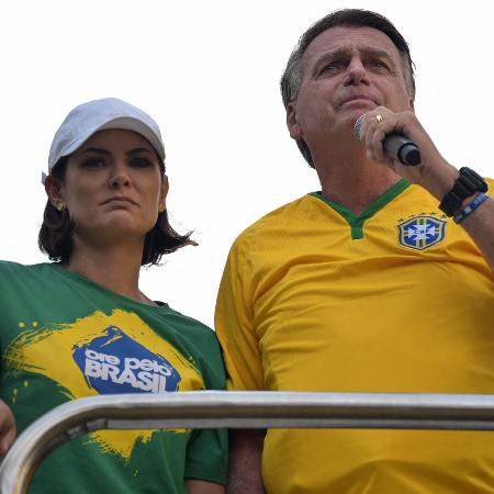 Ex-primeira-dama Michelle aparece ao lado de Bolsonaro durante ato na avenida Paulista Ex-primeira-dama Michelle aparece ao lado de Bolsonaro durante ato na avenida Paulista