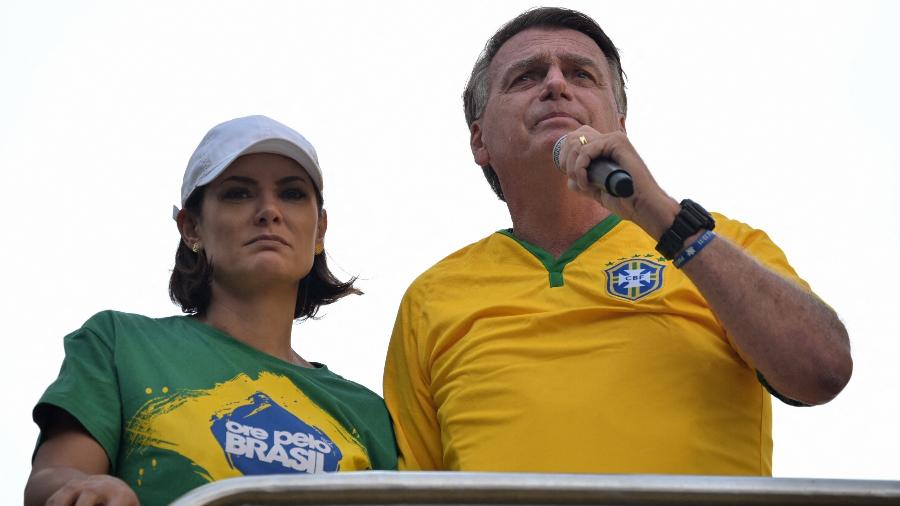 25.fev.2024 - Ex-primeira-dama, Michelle aparece ao lado do ex-presidente Jair Bolsonaro durante ato na Avenida Paulista