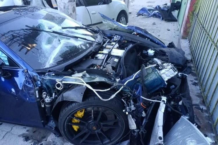 Motorista de Porsche bate em Renault Sandero na zona leste de SP