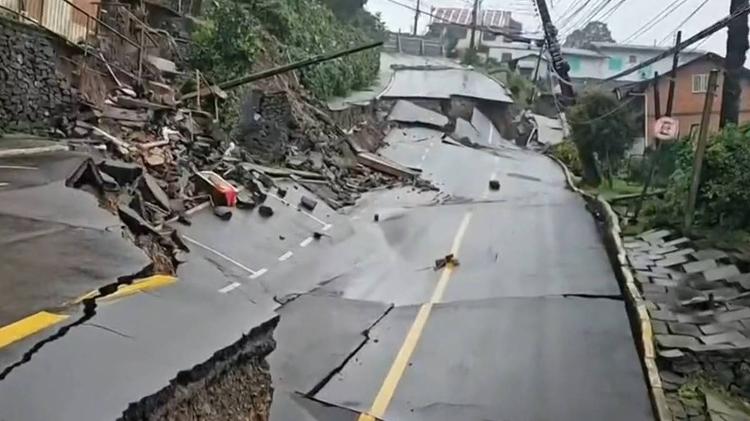 Rua Henrique Bertoluci, em Gramado (RS), desmoronou no dia 12, após chuvas atingirem município no fim de semana 
