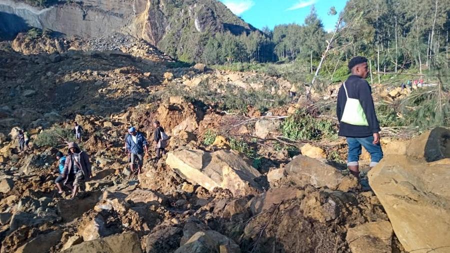 Pessoas se reúnem no local de um deslizamento de terra em Maip Mulitaka, na província de Enga, em Papua Nova Guiné, em 24 de maio de 2024
