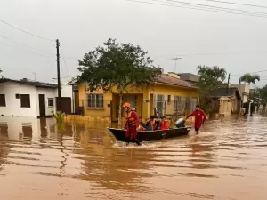 Chuvas no RS: Rio sobe e famílias deixam casas em São Sebastião do Caí
