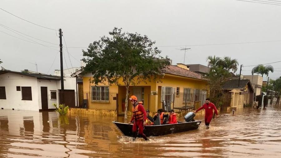 Moradores são retirados de áreas afetadas em São Sebastião do Caí (RS)