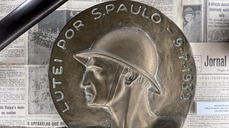 Objeto de bronze apresentado na exposição 'Epopeia de 32' no Obelisco do Ibirapuera