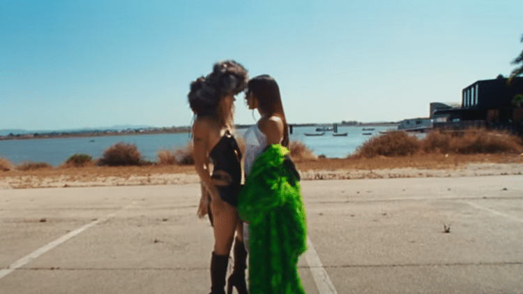 Sensualidade entre Anitta e Victoria começa logo no início do clipe