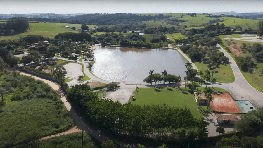 O resort fica a cerca de cinco quilômetros do centro da cidade de Porto Feliz, no interior de SP