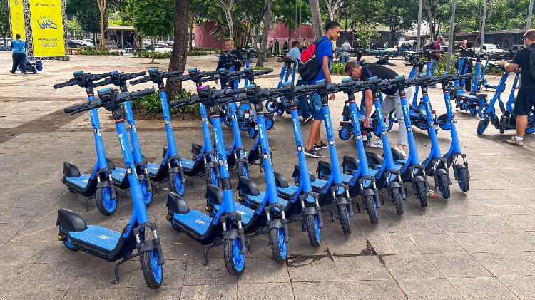 Patinetes da EasyJet estacionados no Largo da Batata, no bairro de Pinheiros, em São Paulo