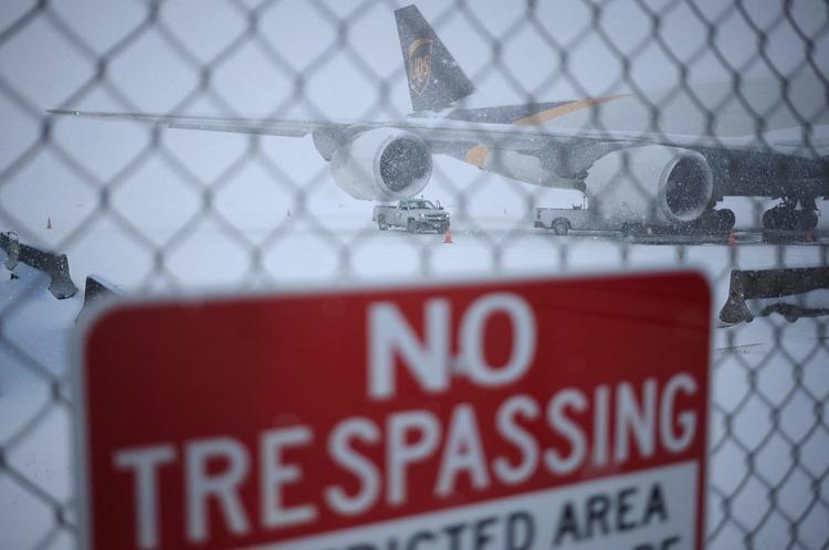 Aeronave é vista estacionada no Aeroporto Internacional de Louisville