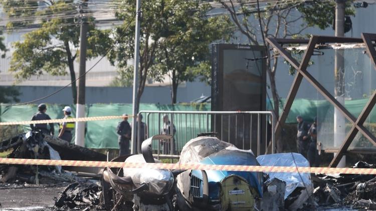 Destroços de avião de pequeno porte que caiu na Barra Funda, em São Paulo