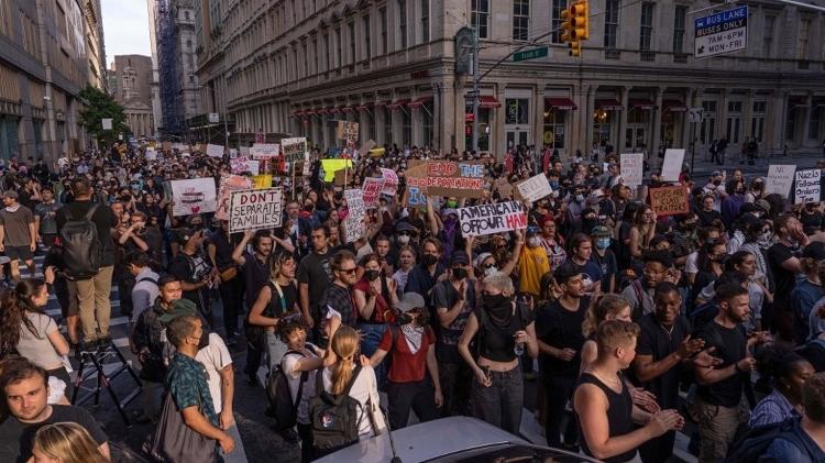 10.jun.2025 - População tomou as ruas de Nova York para protestar contra as operações anti-imigração de Trump 10.jun.2025 - População tomou as ruas de Nova York para protestar contra as operações anti-imigração de Trump