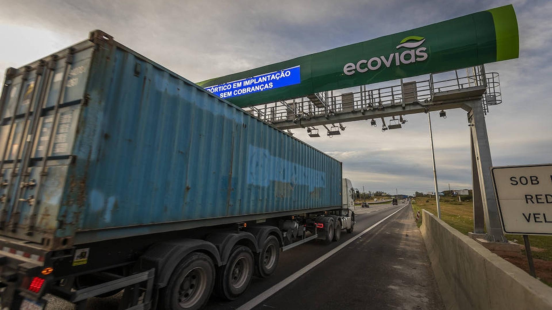Caminhão passa em pórtico de pedágio free flow na rodovia dos Imigrantes, ainda em fase de testes - undefined