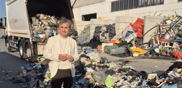 Garis conseguem recuperar bilhete premiado de R$ 5,8 milhões jogado no lixo