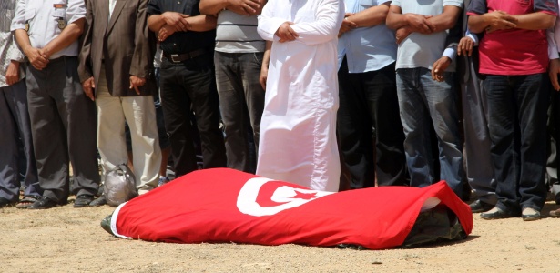 Amigos e parentes velam o corpo do capitão tunisiano Monoum Gharsaali, em 16 de junho deste ano, em Kasserine --a 360 quilômetros da capital Túnis--, um dia depois de ele ser assassinado por membros do Estado Islâmico - Hatem Salhi/AFP