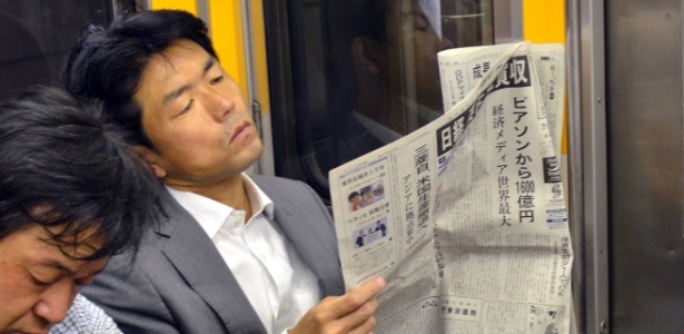 O ?Nihon Keizai Shimbun? continua sendo lido todas as manhãs, de cabo a rabo, por todo trabalhador japonês sério - Yoshikazu Tsuno/AFP