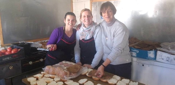 Uruguaia pode entrar no Livro dos Recordes por fritar 1.500 bifes à milanesa - Reprodução/Facebook