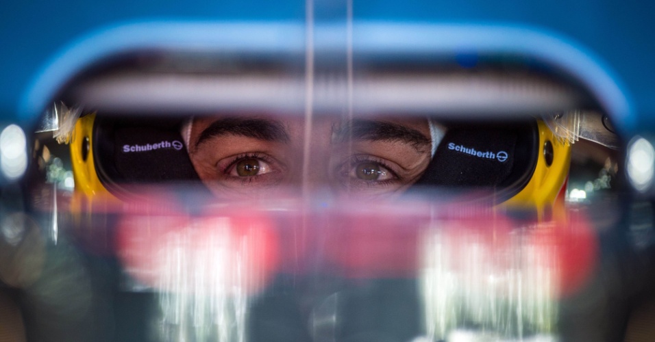 21.ago.2015 - Piloto espanhol Fernando Alonso, da McLaren, observa a primeira sessão de treinos no circuito Spa-Francorchamps, na Bélgica