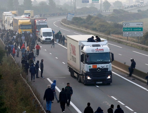 3.out.2015 - Imigrantes se reúnem na estrada de acesso ao terminal de balsas em Calais - Pascal Rossignol/Reuters