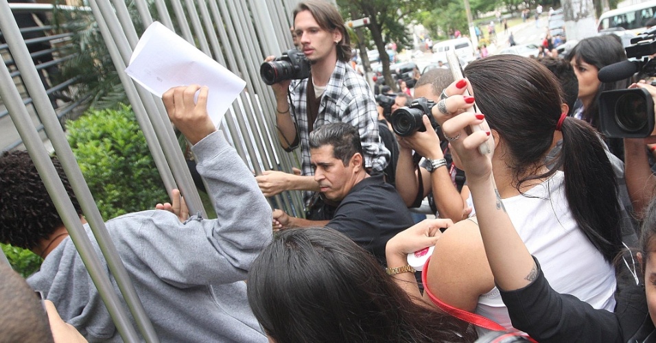24.out.2015 - Após o fechamento dos portões de uma unidade da Uninove na Barra Funda, zona oeste da capital paulista, mais de 20 estudantes chegaram atrasados. Houve grande confusão quando alguns deles conseguiram atravessar as grades dos portões e entraram no prédio. Uma estudante desmaiou