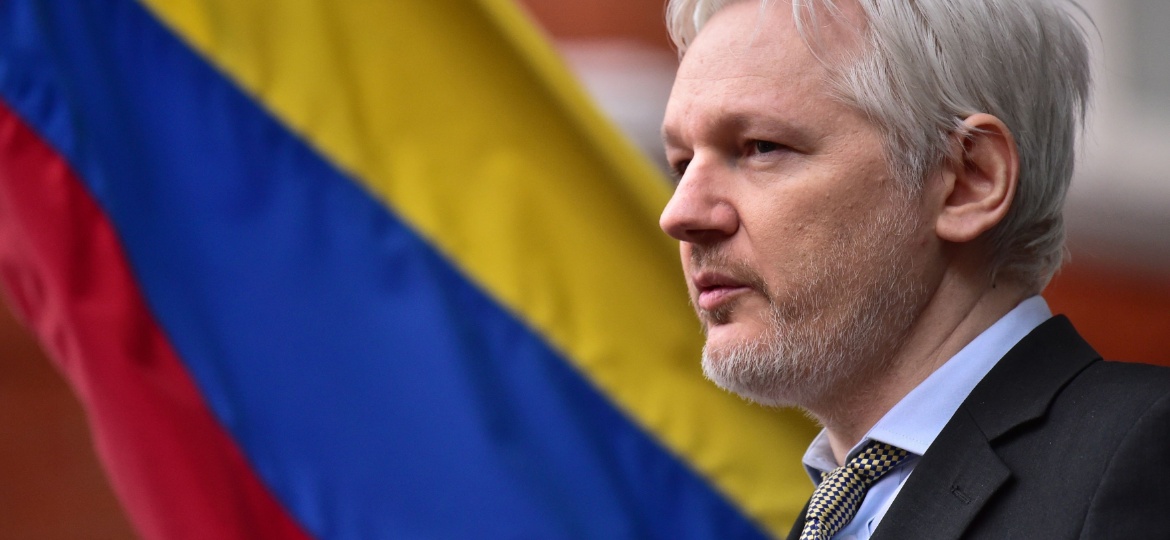 2.mai.2016 - Julian Assange, fundador do WikiLeaks, fala com a imprensa do balcão do prédio da Embaixada do Equador em Londres - Dominic Lipinski/PA Wire/ Xinhua