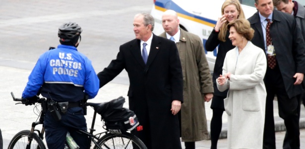 Ex-presidente George W. Bush chega ao Capitólio para acompanhar a posse de Trump - John Angelillo/AFP