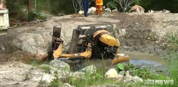 Daniel Miller ficou preso à escavadeira de três toneladas, sem poder mudar de posição, por mais de duas horas  - 9news.com.au