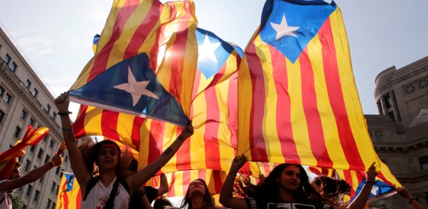 3.out.2017 - Manifestantes exibem a bandeira separatista da Catalunha durante greve em Barcelona - Enrique Calvo/Reuters
