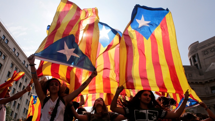 Manifestantes exibem a bandeira separatista da Catalunha em Barcelona - Enrique Calvo/Reuters