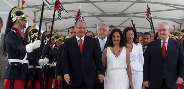 O então governador de São Paulo, Geraldo Alckmin (PSDB) e seu vice, Guilherme Afif (atrás, de gravata clara), em 2011