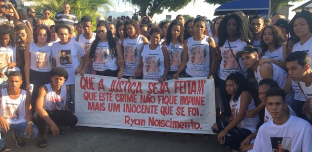 19.jul.2018 - Familiares e amigos de Ryan estendem faixa pedindo justiça no enterro do adolescente - Luis Kawaguti/UOL