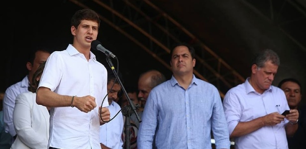 João Campos (PSB), filho do ex-governador de Pernambuco Eduardo Campos, discursa ao lado de Paulo Câmara em em evento em Ibimirim (PE), em fevereiro