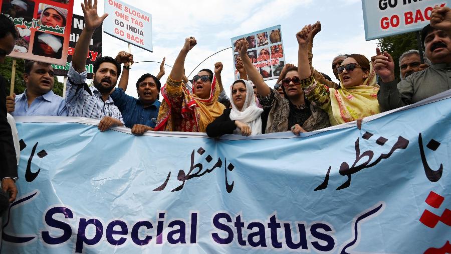 Paquistaneses da Caxemira gritam slogans anti-Índia durante uma manifestação em Islamabad - Aamir Qureshi/AFP
