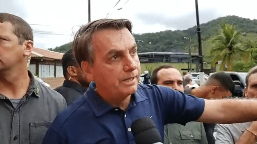 22.fev.2020 -  O presidente Jair Bolsonaro (sem partido) concede entrevista a jornalistas nas ruas do Guarujá (SP)  - Reprodução/Facebook