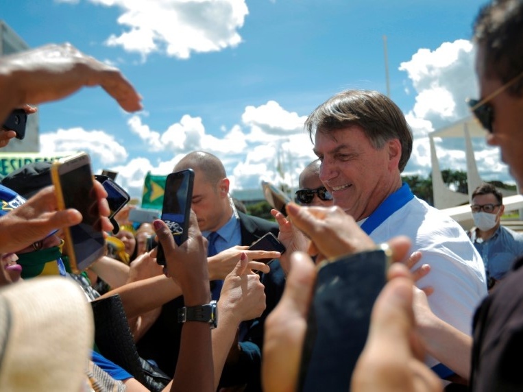 Globo: "manifestação antidemocrática"; Record: "encontro com apoiadores"