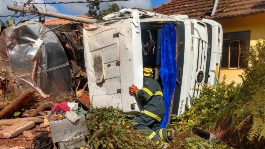 Acidente aconteceu perto do município de Ibertioga; somente motorista sofreu ferimentos leves - Divulgação / Corpo de Bombeiros de Minas Gerais