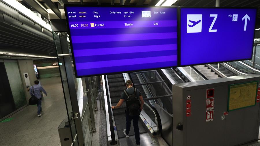 Tela mostra informações de embarque no aeroporto de Frankfurt sobre voo com destino à China - Yann Schreiber - 29.mai.2020/AFP