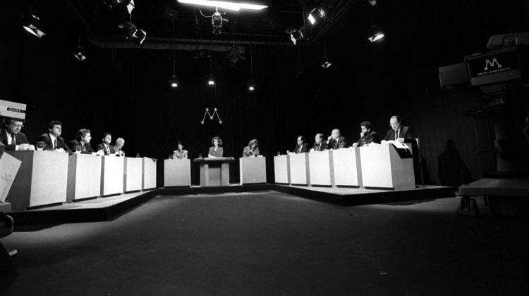 20.jun.1989 - Candidatos à Presidência durante debate promovido pela TV Manchete. Da esq. para dir.: Mario Covas, Ronaldo Caiado, Guilherme Afif Domingos, Afonso Camargo, Ulysses Guimarães, Roberto Freire, Aureliano Chaves, Leonel Brizola, Luiz Inácio Lula da Silva e Paulo Maluf