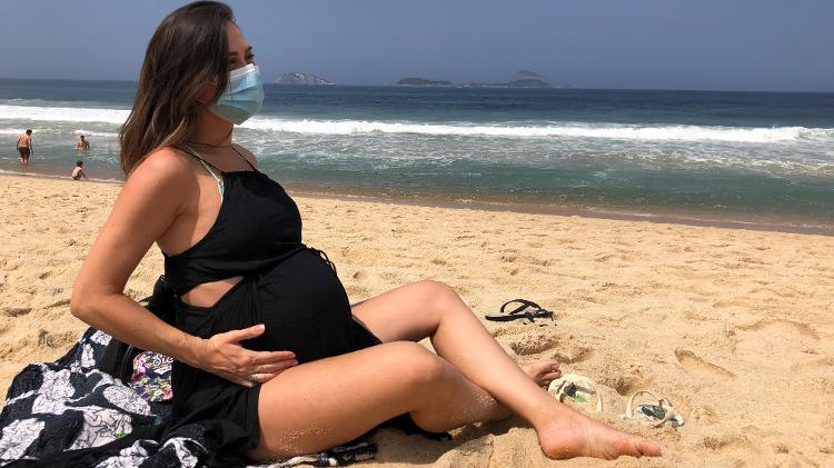 5.Sep.2020 - At 31 weeks gestation, the 35-year-old economist Maíra Rodrigues kept the protective mask on her face to enjoy the sun this Saturday morning on Leblon beach, southern Rio de Janeiro - Herculano Barreto Filho / UOL - Herculano Barreto Filho / UOL