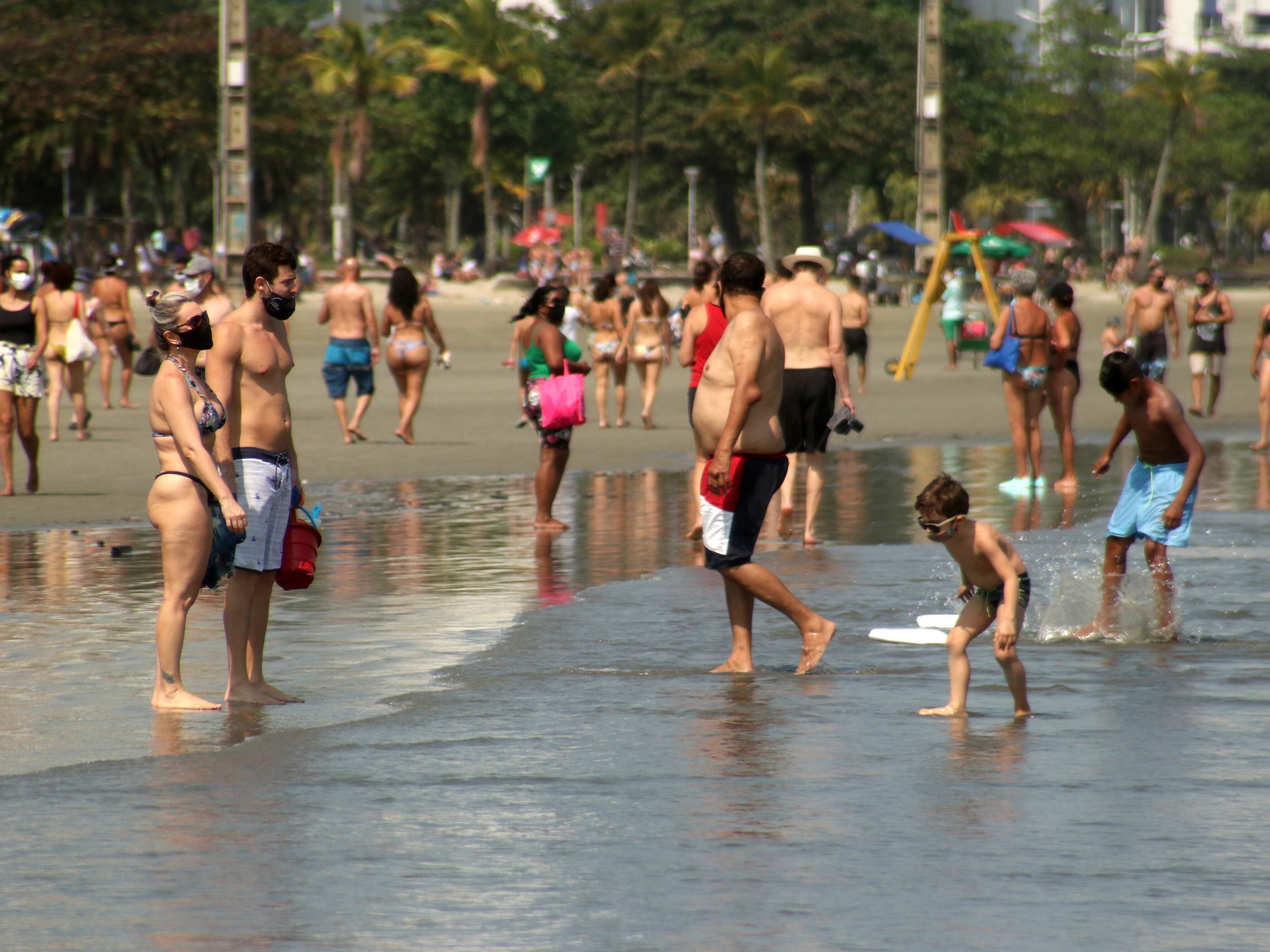 12 cidades furam restrições de Doria e litoral de SP tem praias cheias