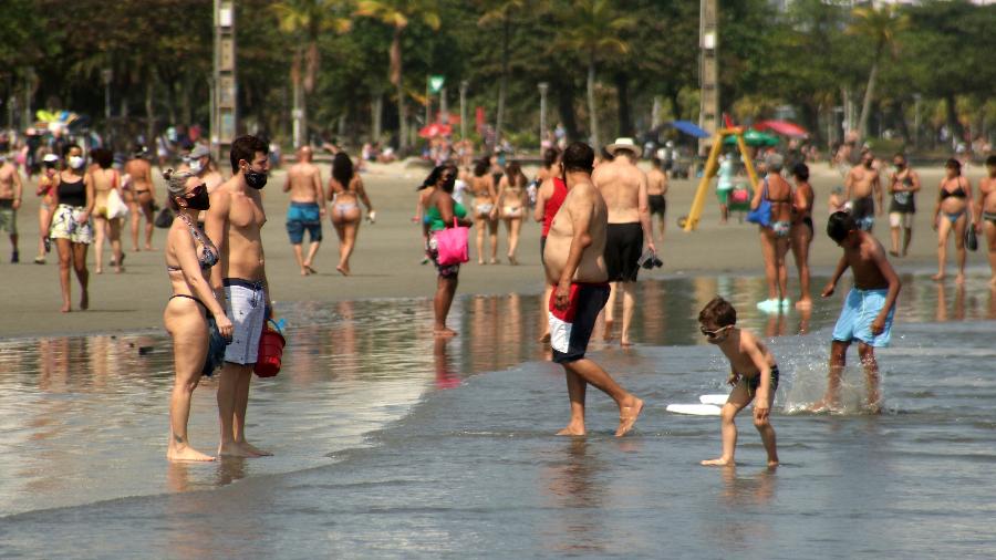 Movimento de banhistas em praia de Santos, em São Paulo, em meio à pandemia de covid-19 - Marcela Mattos/O Fotográfico/Estadão Conteúdo