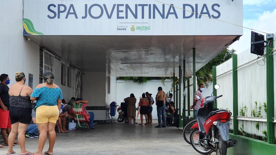 Movimentação diante do pronto-socorro Joventina Dias, em Manaus, fechado para novos atendimentos - Carlos Madeiro/UOL