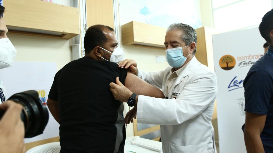 Ministro da Saúde do Equador pede demissão em meio a críticas ao plano de vacinação - Agencia Press South/Getty Images