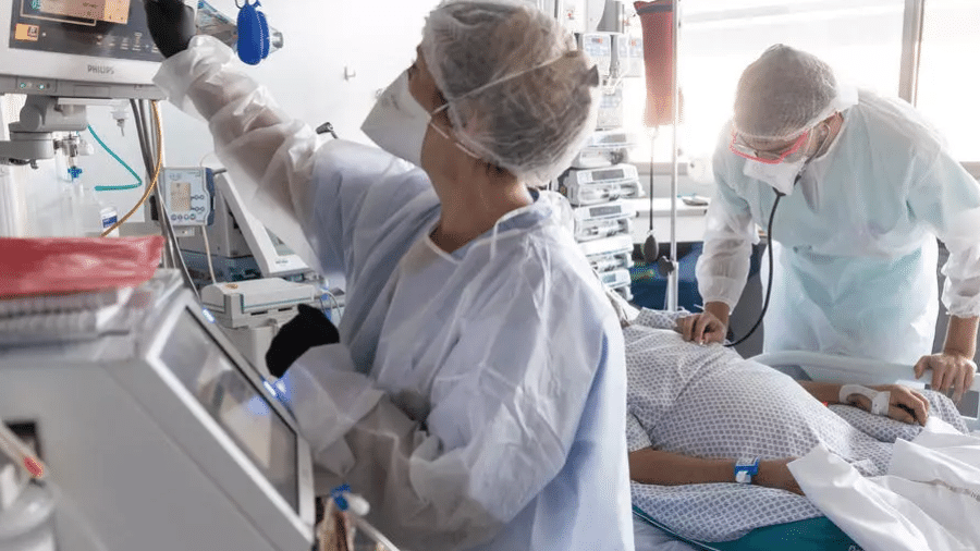 Os hospitais franceses recebem cada vez mais pacientes de covid-19 nas UTIs - Jean-Francois Badias/AP